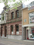 820733 Gezicht op de voorgevel van het pand Bemuurde Weerd O.Z. 19 te Utrecht.N.B. Rond 1920 was in het pand Bakkerij ...